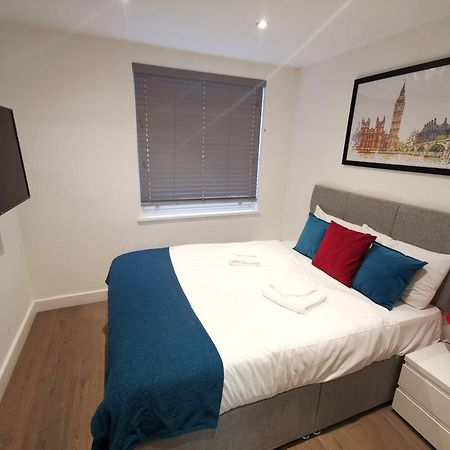 City Prime Apartments Лондон Екстер'єр фото A bedroom in a serviced apartment in London
