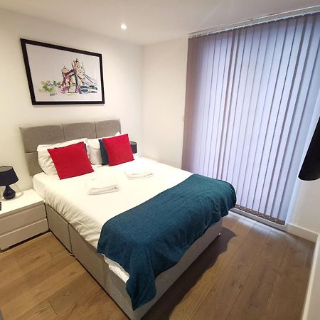 City Prime Apartments Лондон Екстер'єр фото A bedroom in a serviced apartment in London