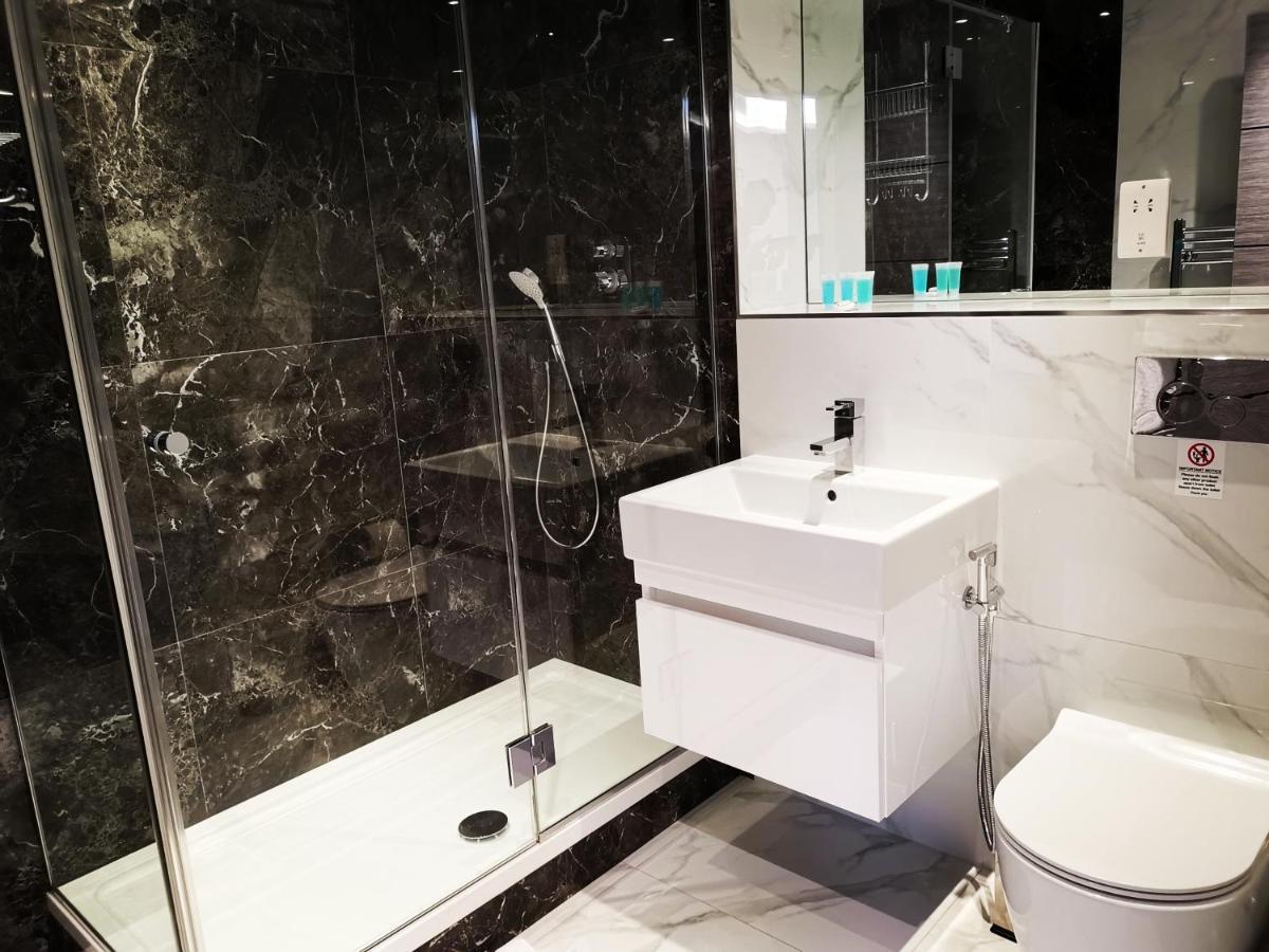 City Prime Apartments Лондон Екстер'єр фото A modern bathroom