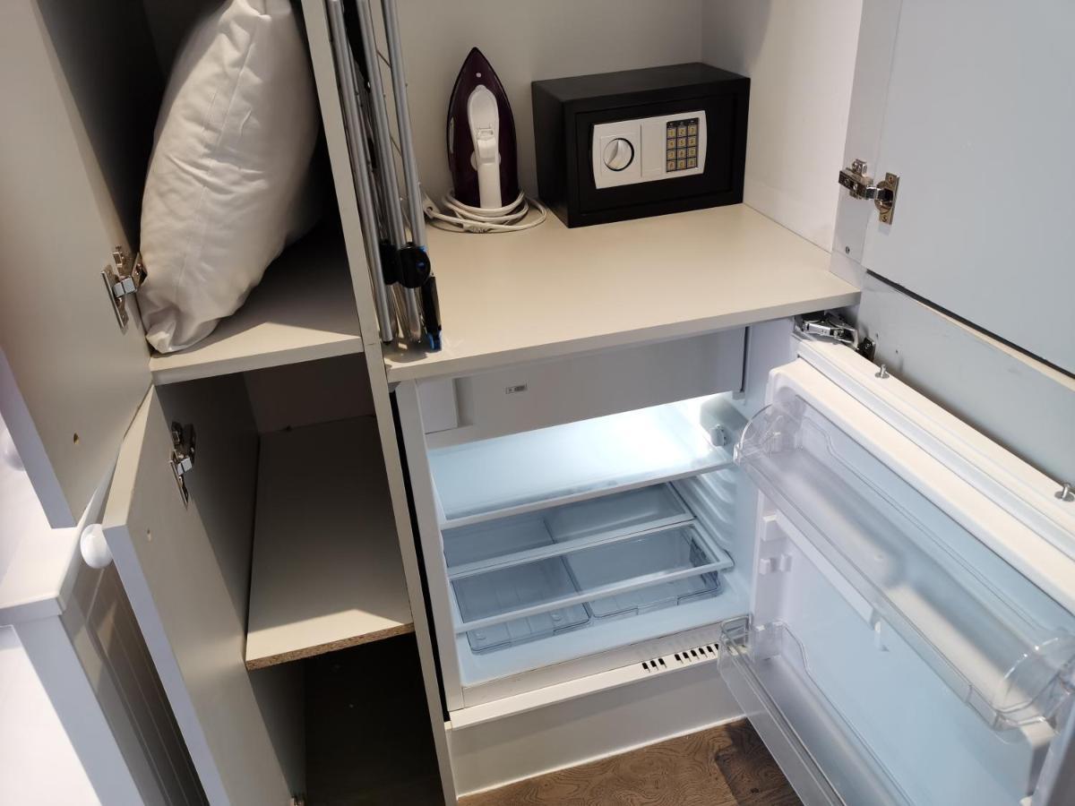 City Prime Apartments Лондон Екстер'єр фото A mini-refrigerator in a hotel room
