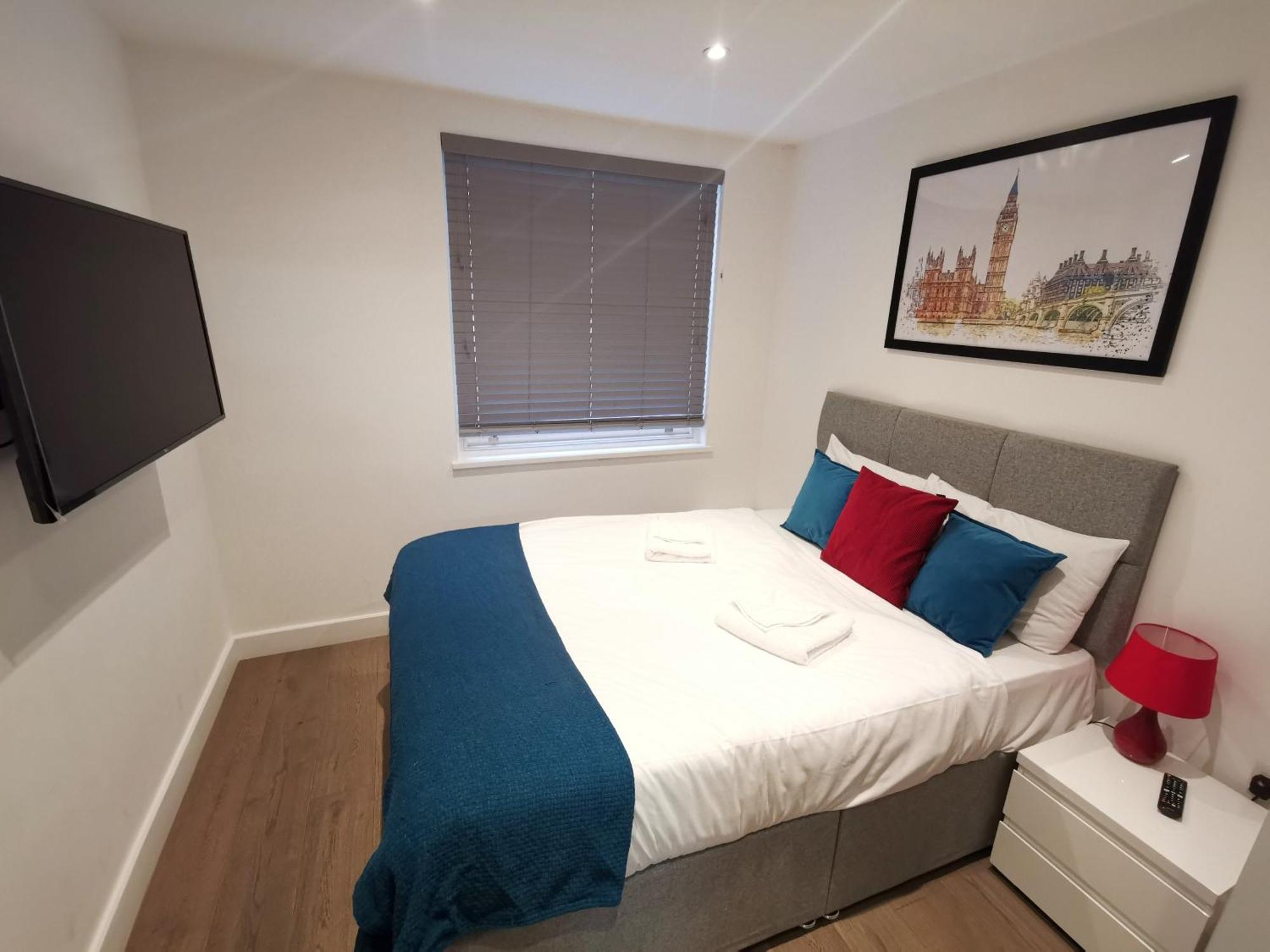 City Prime Apartments Лондон Екстер'єр фото A bedroom in a serviced apartment in London