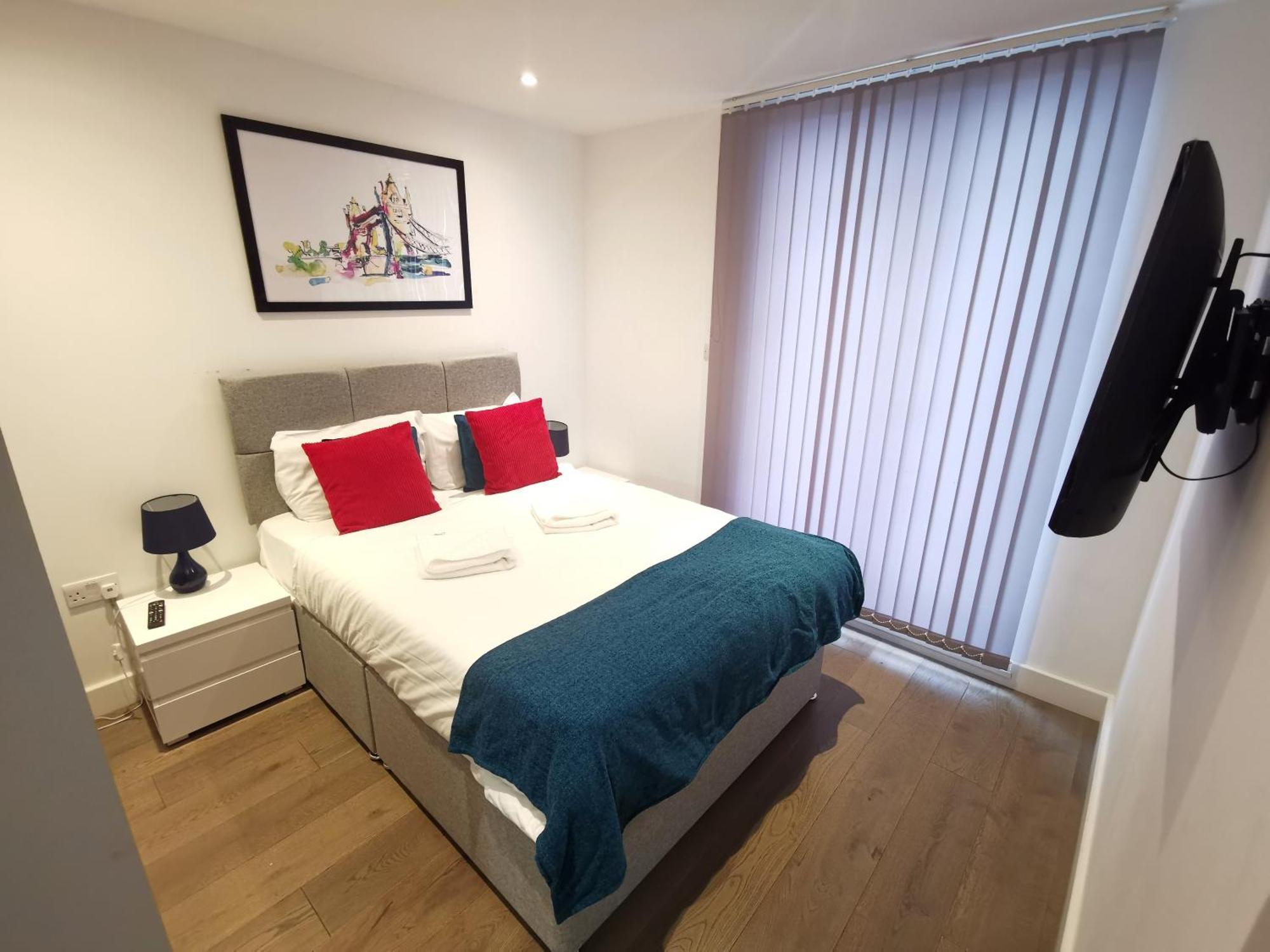 City Prime Apartments Лондон Екстер'єр фото A bedroom in a serviced apartment in London