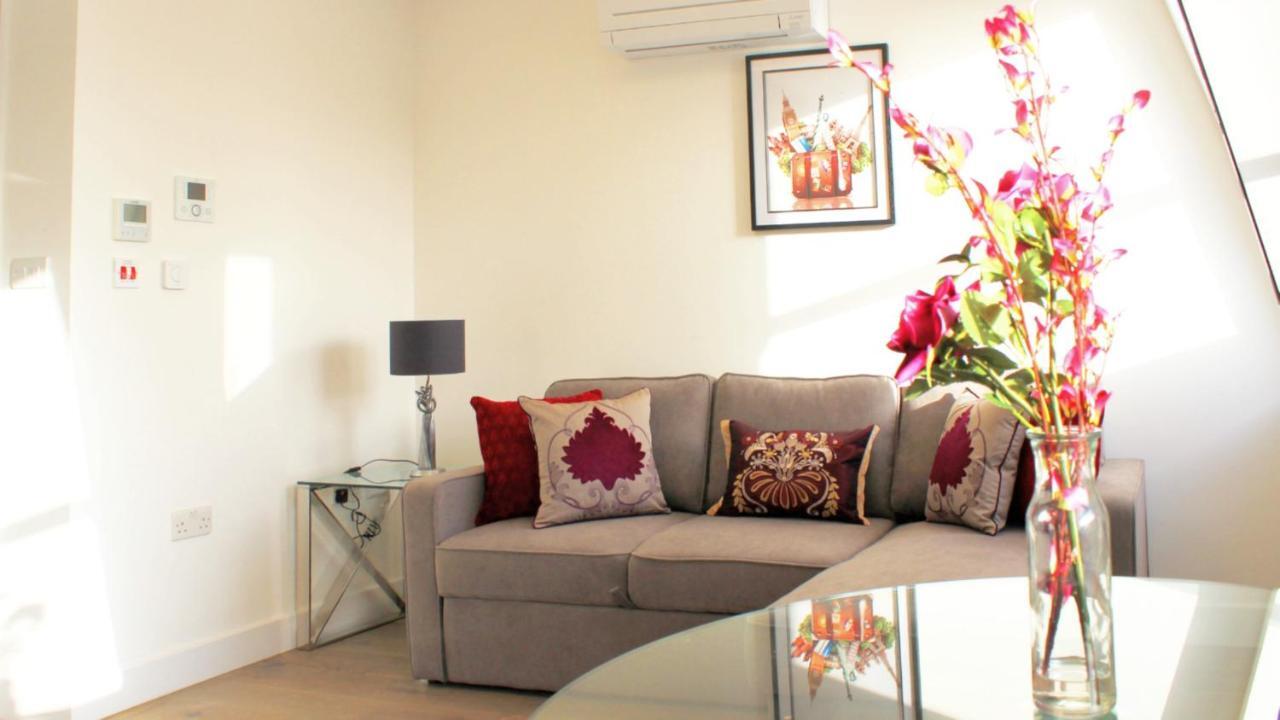 City Prime Apartments Лондон Екстер'єр фото A living room in a typical apartment