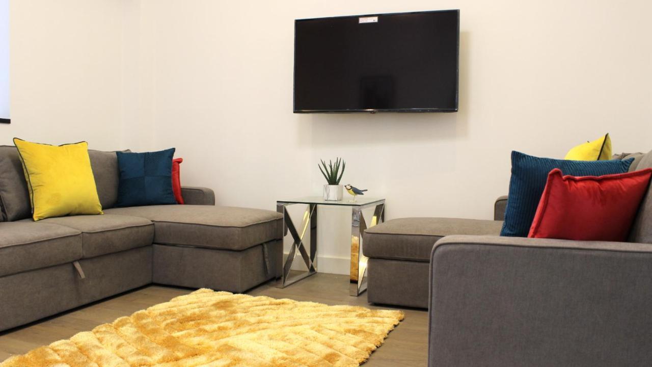 City Prime Apartments Лондон Екстер'єр фото A living room with a flat screen television