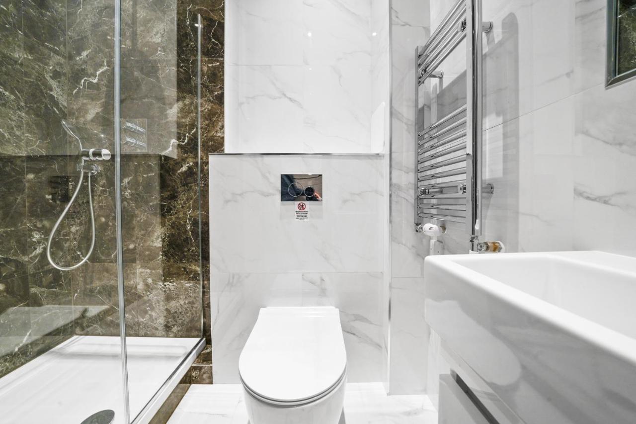 City Prime Apartments Лондон Екстер'єр фото A modern bathroom