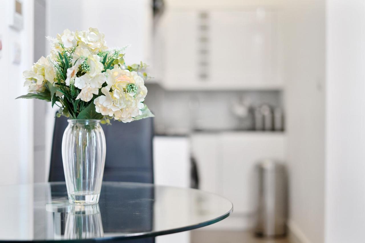 City Prime Apartments Лондон Екстер'єр фото A vase of flowers
