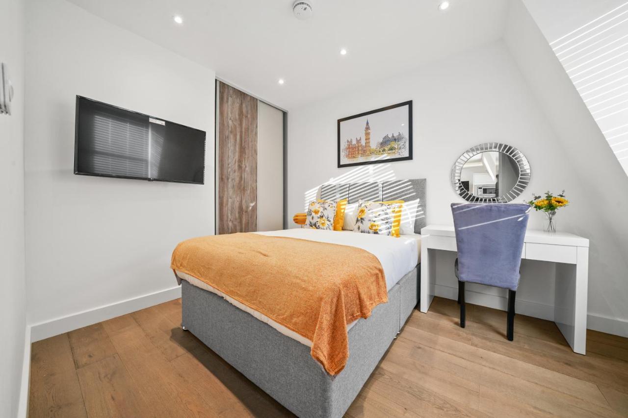 City Prime Apartments Лондон Екстер'єр фото A bedroom in a serviced apartment in London
