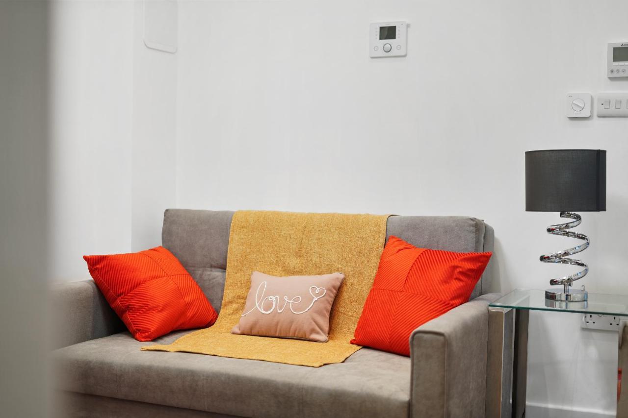City Prime Apartments Лондон Екстер'єр фото A sofa